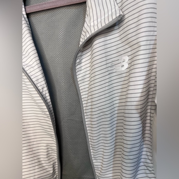 EUC New Balance White/ Grey Striped Windbreaker Rain Jacket Sz L - Picture 3 of 5